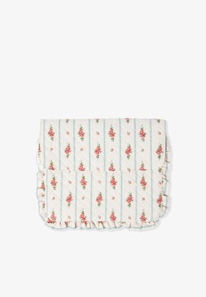Pochette en tissu matelassé avec un motif floral rose et orange, des rayures verticales bleues et des bords froncés sur un fond blanc.