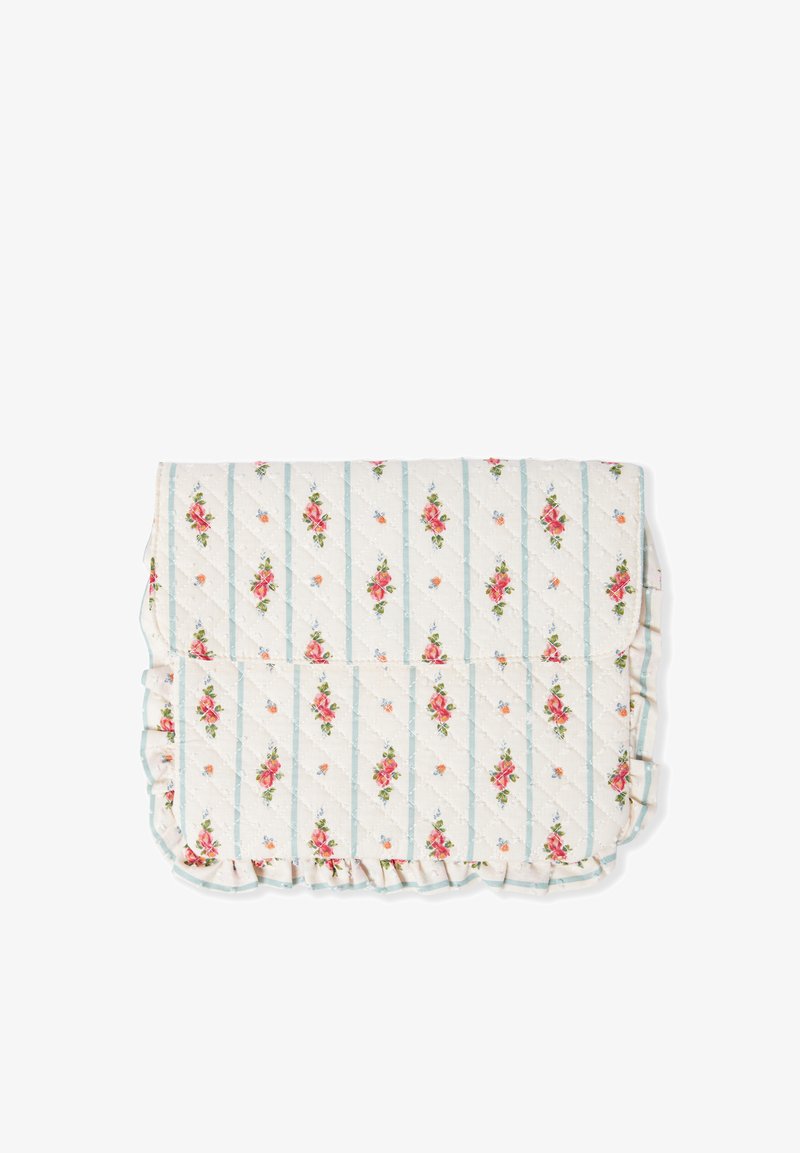 Gewatteerde stoffen clutch met roze en oranje bloemenpatroon, blauwe verticale strepen en gerimpelde randen op een witte achtergrond.