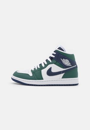 Wysokie buty Air Jordan w kolorach białym, zielonym i granatowym z sznurowadłami, logo Nike Swoosh oraz logo Air Jordan z boku.