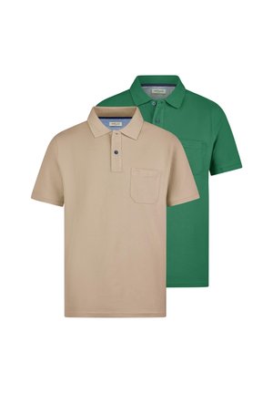 Due polo a maniche corte con colletto e tasche sul petto, una beige davanti e una verde dietro, esposte su uno sfondo bianco.