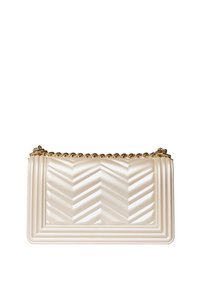 Borsa a tracolla bianca trapuntata con motivo a zigzag, dotata di hardware in metallo dorato e forma rettangolare. Texture liscia con dettagli in rilievo.