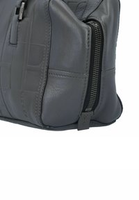 Borsa in pelle grigia con un motivo texturizzato, caratterizzata da una finitura liscia, chiusura con zip e cuciture dettagliate sui lati.