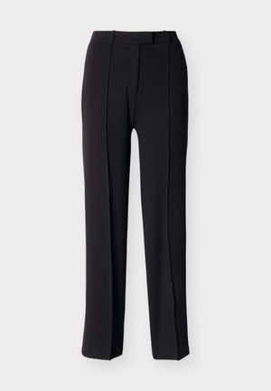 Pantalon noir à jambes droites en tissu lisse, avec deux plis sur le devant, un devant plat et une ceinture standard avec passants pour ceinture.