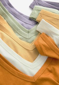 Camisetas de cuello en V en varios colores: púrpura, verde, dorado, blanco y naranja. Tejido de algodón con textura suave y escote contrastante.