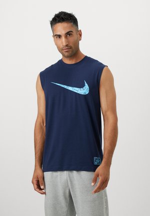 Navyblaues ärmelloses Nike-T-Shirt mit einem hellblauen Logo, Rundhalsausschnitt und einem kleinen dekorativen Etikett nahe dem Saum.
