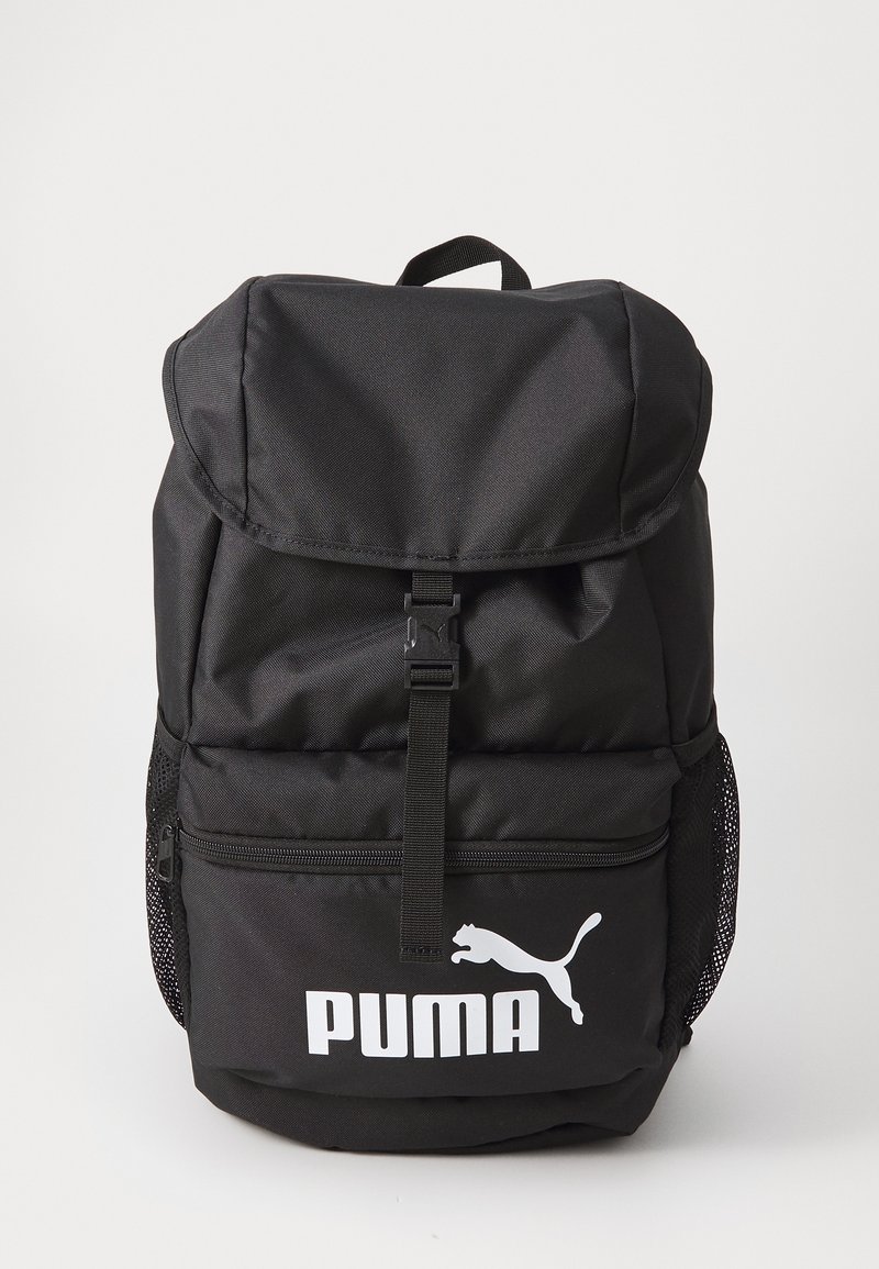 Juodas audinio kuprinė su sulankstomu dangteliu, reguliuojama petneša, priekiniais užtrauktuko kišenėmis ir tinklinėmis šoninėmis kišenėmis. Puošia balta Puma logotipas.