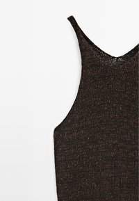 Top senza maniche lavorato a maglia marrone con scollo a V e tessuto testurizzato, caratterizzato da una vestibilità morbida e lievi variazioni di colore.