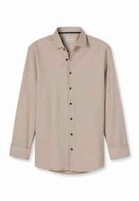 Beige Herrenhemd mit langen Ärmeln, dunklen Knöpfen, klassischem Kragen und Manschetten, flach auf einem weißen Hintergrund ausgelegt.