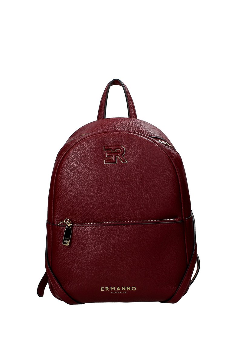 Sac à dos en cuir bordeaux avec un logo embouti, forme arrondie, poche zippée avant et extérieur à texture douce. Bretelles réglables.