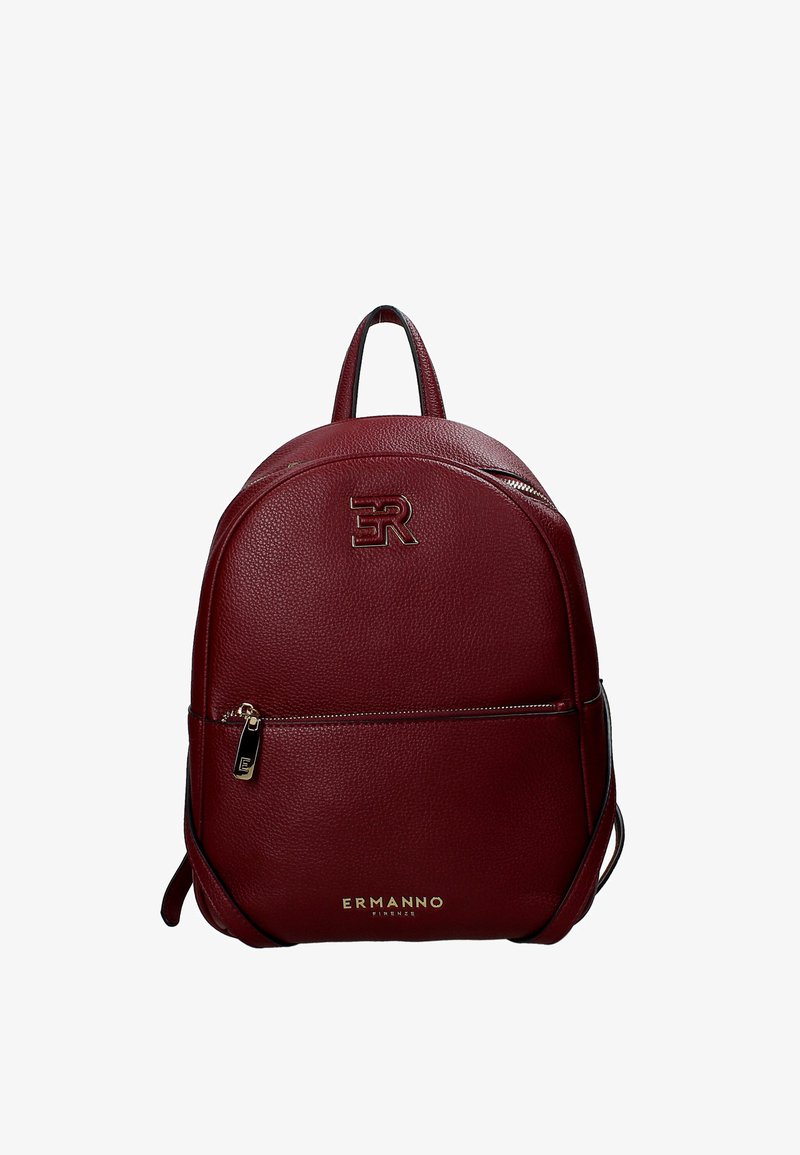 Sac à dos en cuir bordeaux avec un logo embouti, forme arrondie, poche zippée avant et extérieur à texture douce. Bretelles réglables.