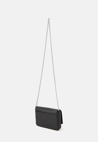 Borsa a tracolla nera in pelle sintetica con chiusura a pattina, tracolla in catena argentata e texture liscia. Forma rettangolare con un design minimalista.
