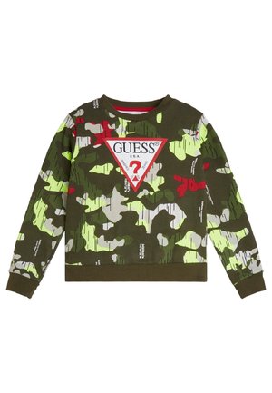 Sweatshirt camouflage vert à manches longues avec des accents rouges, gris et jaunes et un grand logo Guess rouge et blanc sur la poitrine.