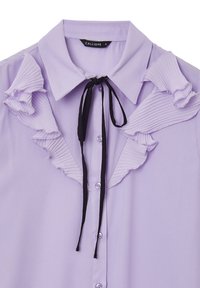 Blusa viola chiaro con colletto decorato da accenti arricciati, fiocco nero e chiusura con bottoni sul davanti.