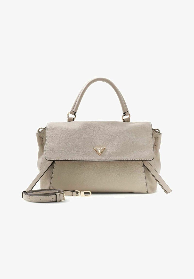Sac à main en cuir beige clair avec poignée supérieure, rabat avant, logo Guess doré et bandoulière amovible sur fond blanc.