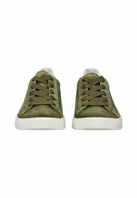 Baskets en daim vert olive avec semelles en caoutchouc blanches, lacets plats et un design simple. Comprend des détails cousus et un col rembourré.