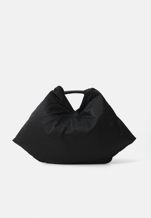 Geantă neagră dintr-un material texturat, cu o formă triangulară unică, mânere centrale și un design minimalist fără hardware vizibil.