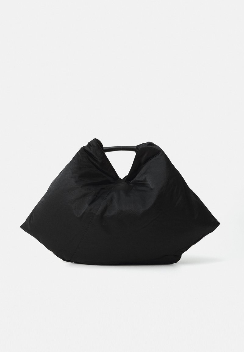 Svart väska tillverkad av strukturerad tyg, har en unik triangulär form, central handtag och en minimalistisk design utan synlig hårdvara.