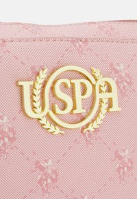 U.S. Polo Assn. HAMPTON HORIZ - Soma ar siksnu pāri ķermenim - rose