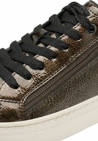 Sneaker marrone con texture e lacci neri, dotato di dettaglio con zip laterale, caratterizzato da una tomaia liscia e lucida e suola in gomma bianca.
