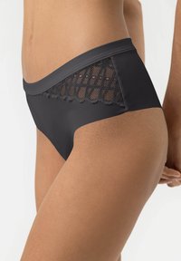 Zwarte hoge taille bikini slips met een contrasterend zwart kanten paneel dat een geometrisch patroon heeft en gegolfde rand aan de bovenrand.