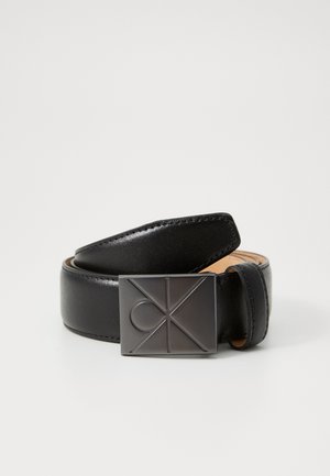 Ceinture en cuir noir avec une finition lisse, dotée d'une boucle en métal carrée estampillée d'un logo géométrique.
