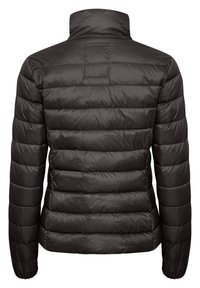Svart pufferjacka med horisontell quiltad design, hög krage och långa ärmar. Materialet verkar glänsande och slätt, vilket ger isolering.