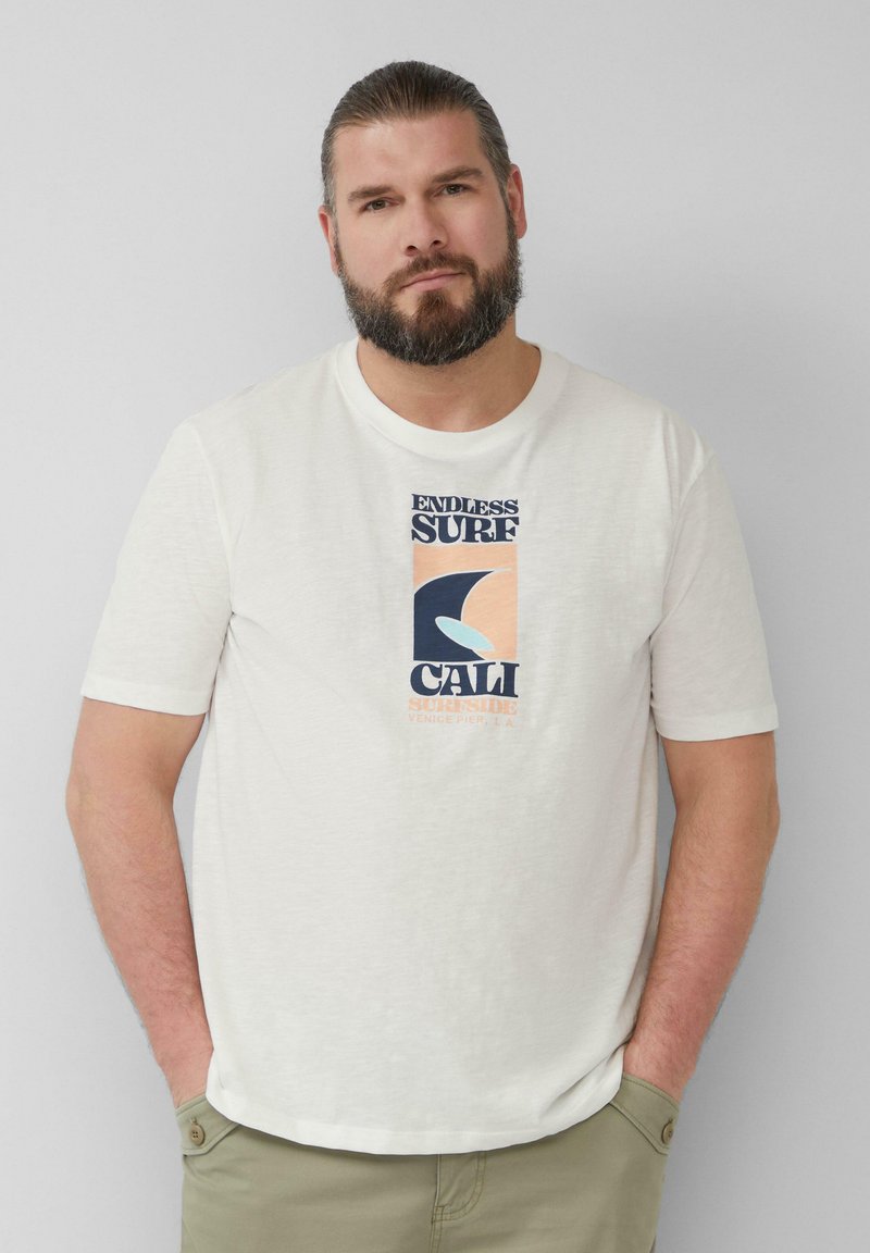 Witte T-shirt met korte mouwen, voorzien van een grafische print met "ENDLESS SURF CALI" en een ontwerp van een walvishaar in blauw en perziktinten.