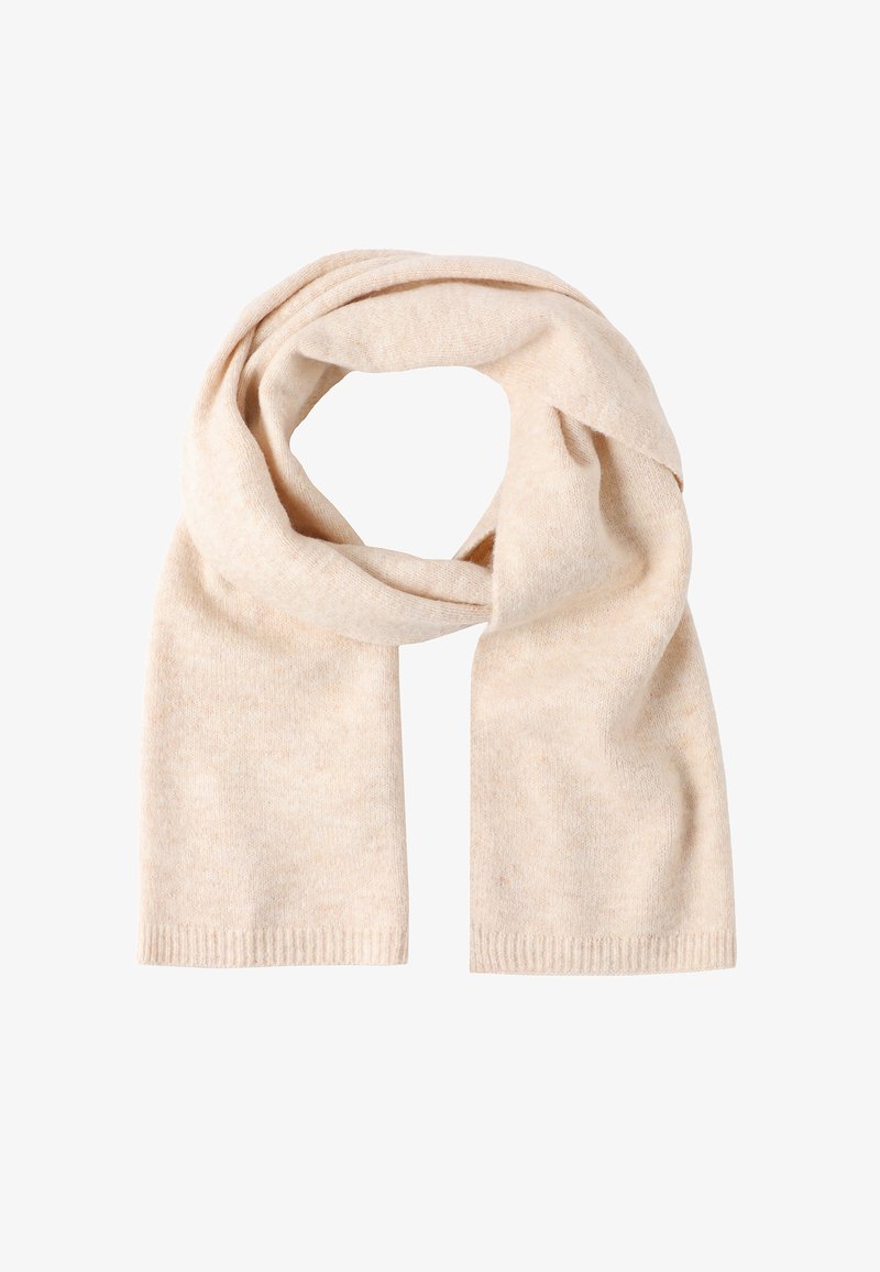 Sciarpa di lana beige morbida con una semplice trama a maglia, piegata e appesa in un anello sciolto su uno sfondo bianco.