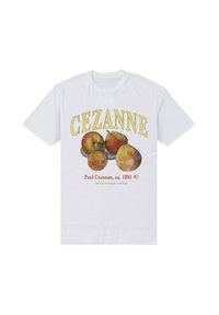 Bílý bavlněný tričko s barevným potiskem jablek a hrušek, s nápisem "CEZANNE" ve žluté barvě a textem "Zátiší s jablky a hruškami".
