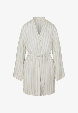 Robe blanche à rayures verticales bleu clair, manches longues, col châle et ceinture à nouer à la taille.