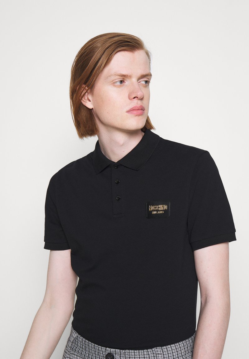 Herren Bekleidung | MOSCHINO UPPER BODY GARMENT Poloshirt black/schwarz - OI57545 Herren Bekleidung | MOSCHINO UPPER BODY GARMENT Poloshirt black/schwarz - OI57545