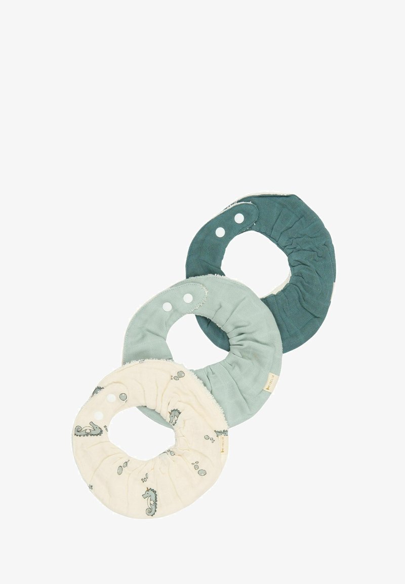 Tre wrap colloidali in cotone per il collo, in tonalità di teal e verde pallido, con un motivo di cavallucci marini sul wrap crema; texture morbida con chiusure a bottone.