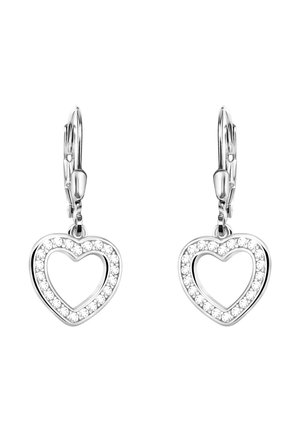 Silberne, herzförmige Ohrringe mit einem hohlen Inneren, umgeben von kleinen klaren Edelsteinen, die mit einem Klappverschluss befestigt sind.