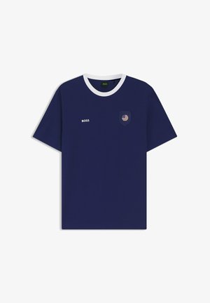 Laivastonsininen lyhythihainen t-paita valkoisella kauluksella, vasemmassa rinnassa "BOSS"-teksti ja oikeassa rinnassa pieni amerikkalainen lippu kilpi-merkki.