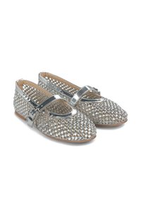 Des ballerines argentées ornées de strass, avec une sangle de type Mary Jane, une semelle en cuir lisse et un design en maille complexe.