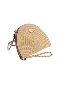 Bolso de mano tejido redondo en beige con hilo dorado, que presenta una correa trenzada y una pequeña etiqueta de marca en forma de corazón. Cierre de cremallera en la parte superior.