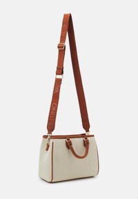 Borsa a mano rettangolare beige con rifiniture marroni e doppi manici, dotata di una tracolla larga marrone staccabile con fibbia regolabile e hardware in tonalità oro.