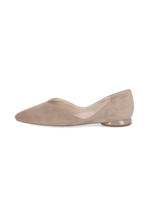 Beige suède damesschoen met platte zool, spits toelopende neus, lage afgeronde hak en gebogen bovenlijn, zijaanzicht op witte achtergrond.