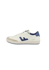Scarpe sportive bianche con accenti blu navy, sopra in pelle, punta in camoscio, suola testurizzata e perforazioni lungo i lati. Nome del modello: Stadion.