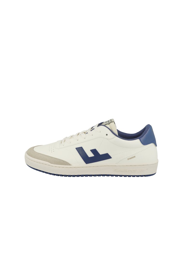 Scarpe sportive bianche con accenti blu navy, sopra in pelle, punta in camoscio, suola testurizzata e perforazioni lungo i lati. Nome del modello: Stadion.