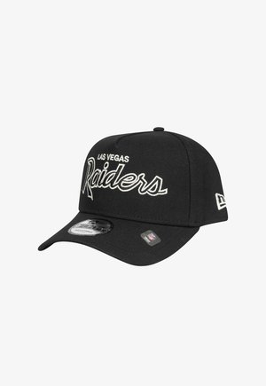 Berretto regolabile nero con ricamo bianco "Las Vegas Raiders". Design classico con visiera piatta, tessuto testurizzato e patch con logo.