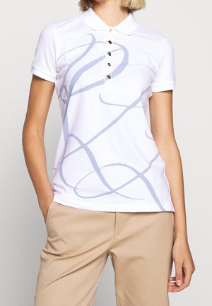 Bílá polokošile se světle modrým abstraktním spirálovým vzorem, se čtyřmi knoflíky u límce a krátkými rukávy. Měkká, hladká látka.