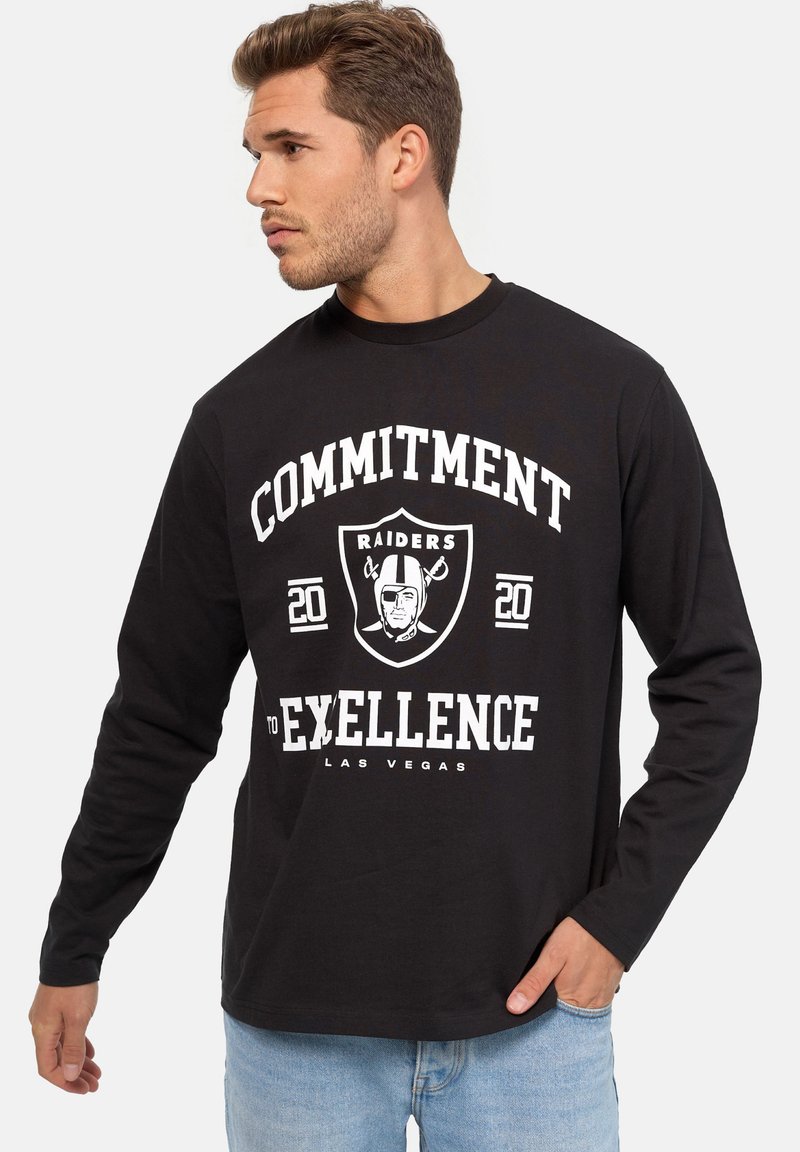 Schwarzes Langarm-T-Shirt mit weißem Text "VERPFLICHTUNG ZUR EXZELLENZ" und einem Raiders-Logo, aus Baumwollmaterial gefertigt.