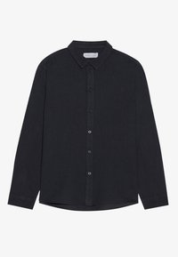 Camisa negra de manga larga hecha de tejido texturizado. Presenta un cuello clásico, cierre frontal de botones y un dobladillo curvado con aberturas laterales.