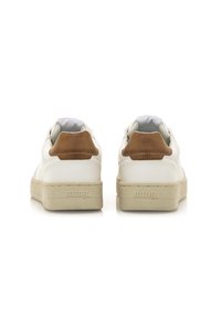 Zapatillas de cuero blanco con acentos de ante marrón, forma redondeada y suelas gruesas de goma beige. Presentan un logo grabado en el talón.
