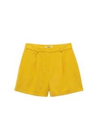 Pantaloni corti gialli realizzati in tessuto liscio, con un design sartoriale caratterizzato da pieghe frontali, vita con passanti per cintura e tasche laterali.