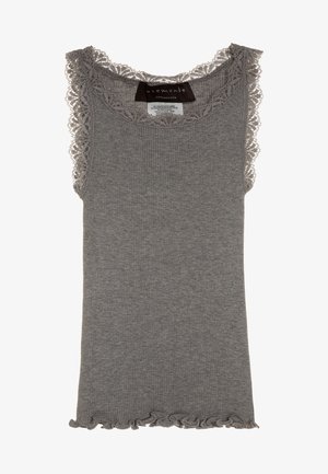 Szary, prążkowany top na ramiączkach z koronkowym wykończeniem na dekolcie i falbaniastym dołem. Wykonany z miękkiego materiału, idealny do noszenia na cebulkę lub w codziennych stylizacjach.