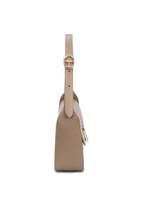 Borsa a mano in pelle beige con un design strutturato. Presenta un accessorio in metallo color oro sulla tracolla e una superficie liscia e testurizzata.