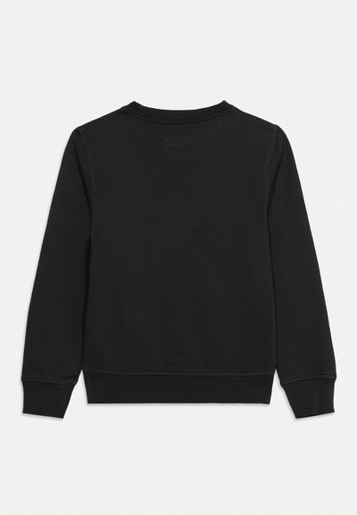 Must musta pika varrukaga pusa soonikkoes mansettide ja äärega, näidatud tagant valgel tasapinnal.