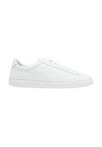 Basket basse blanche avec lacets, tige en cuir lisse et semelle blanche plate vue de côté sur fond blanc.